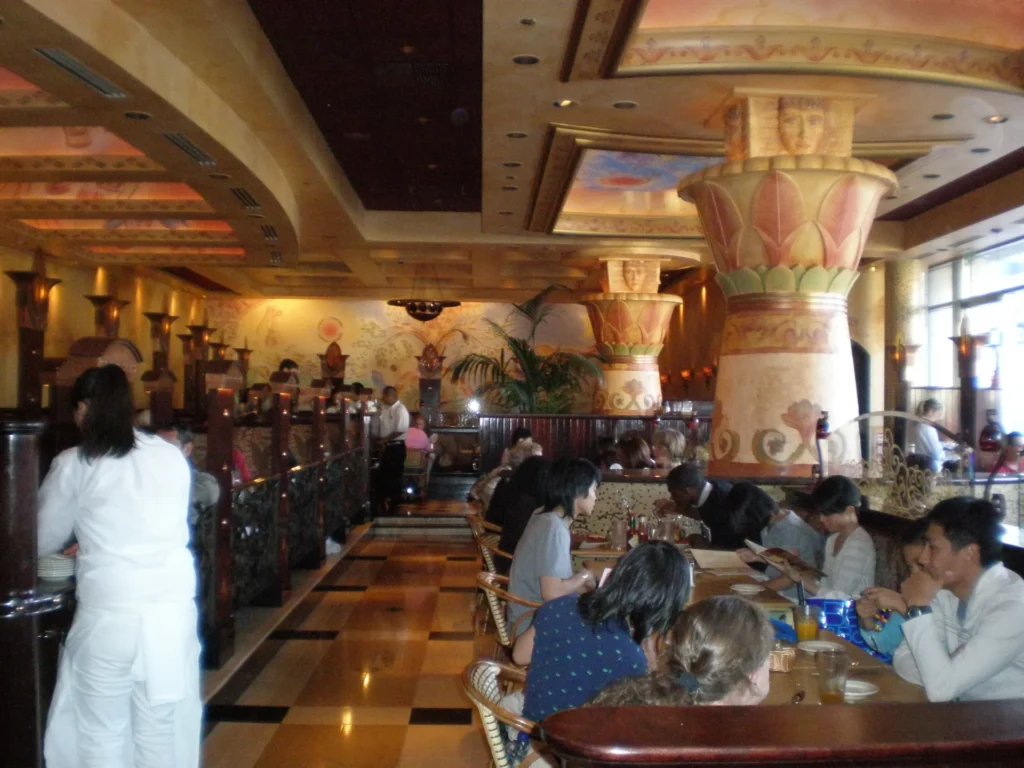 cheesecake-factory-interior